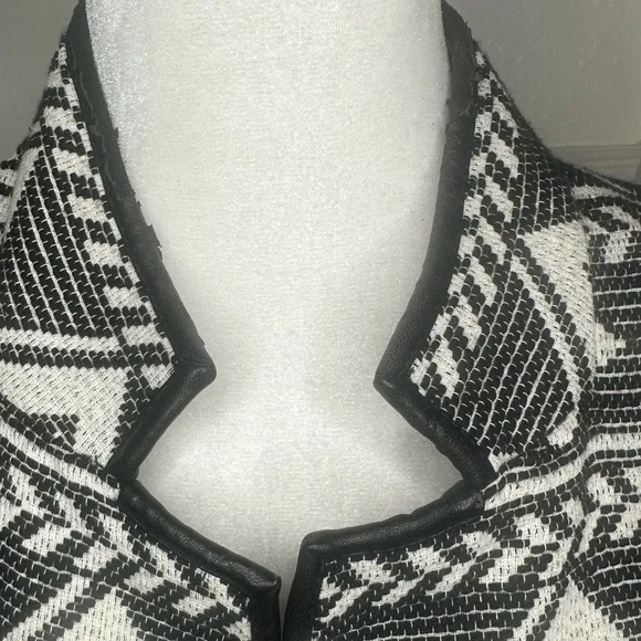 Zara Black and White Geometric Cape size XS - Picture 6 of 11